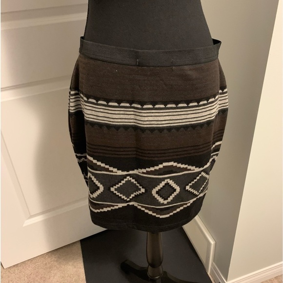 Suzy Shier ladies short skirt. In size L - Picture 2 of 6